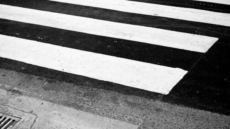Bezpieczne przejścia: Policja ostrzega przed „dzikimi” torami