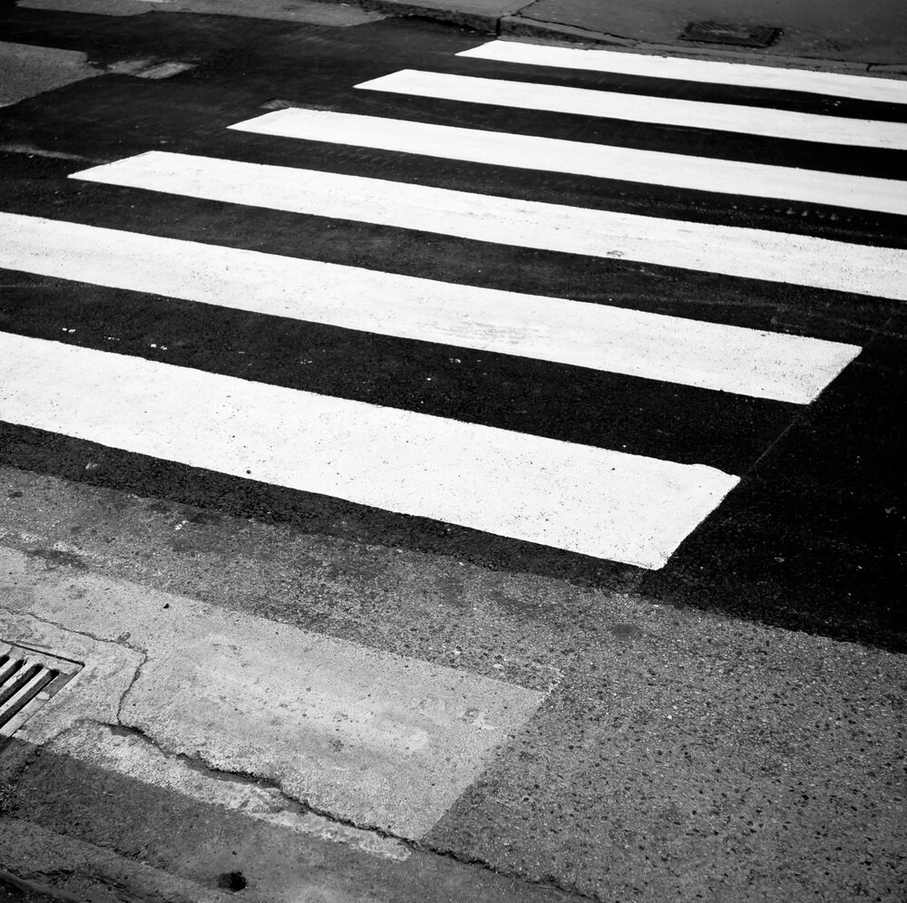 Bezpieczne przejścia: Policja ostrzega przed „dzikimi” torami