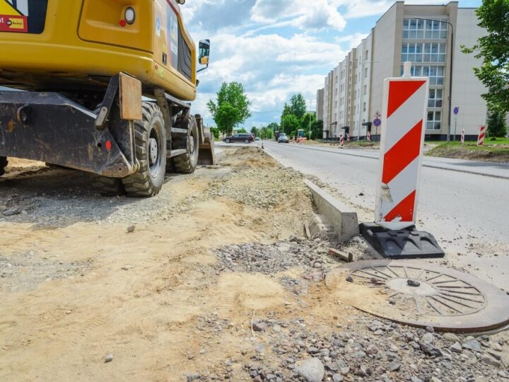 Lokalni pracownicy przekształcili rondo na ul. Żorskiej w Świerklanach w atrakcyjną przestrzeń