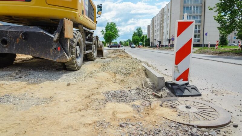 Lokalni pracownicy przekształcili rondo na ul. Żorskiej w Świerklanach w atrakcyjną przestrzeń