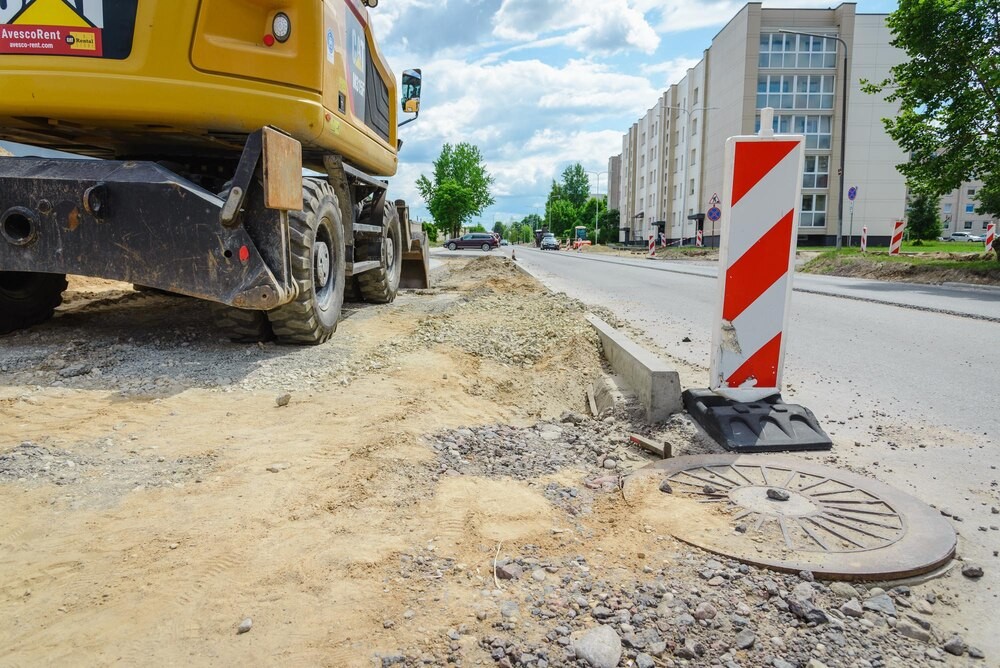 Lokalni pracownicy przekształcili rondo na ul. Żorskiej w Świerklanach w atrakcyjną przestrzeń