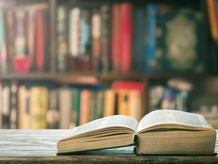 Tomasz Tuszyński odkrywa „Scenografię codzienności” w Miejskiej Bibliotece!