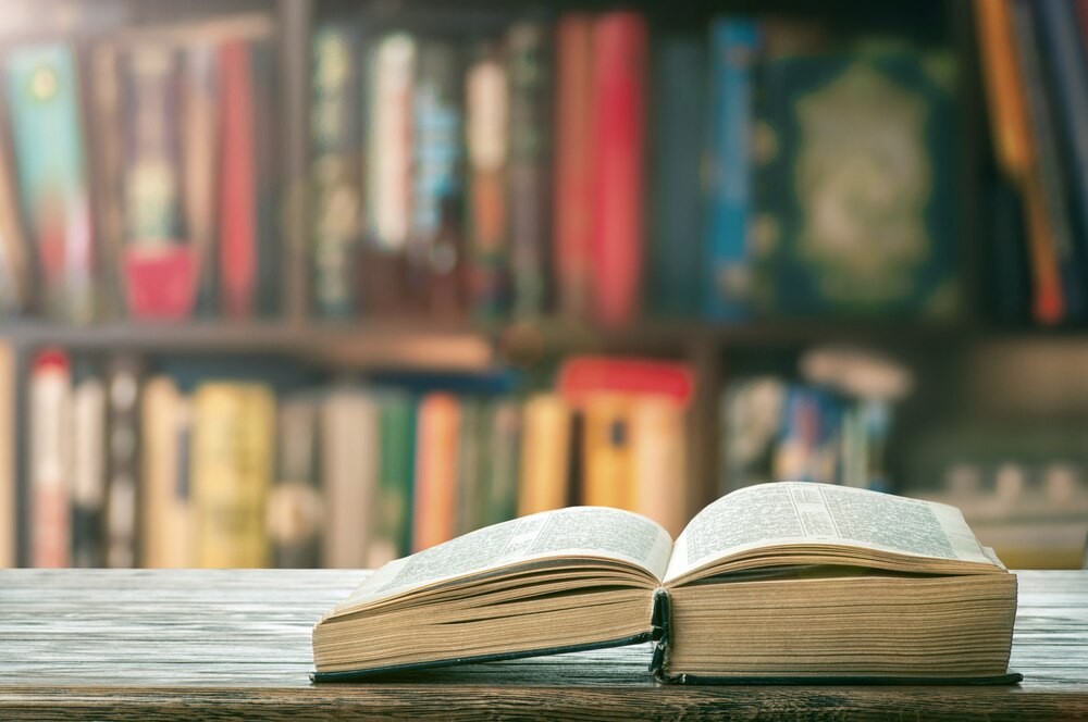 Tomasz Tuszyński odkrywa „Scenografię codzienności” w Miejskiej Bibliotece!