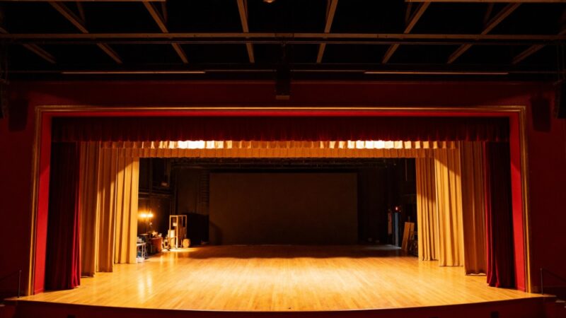 Tomasz Tuszyński w Jastrzębiu-Zdroju: Fascynująca opowieść o teatrze i nadchodzących spektaklach