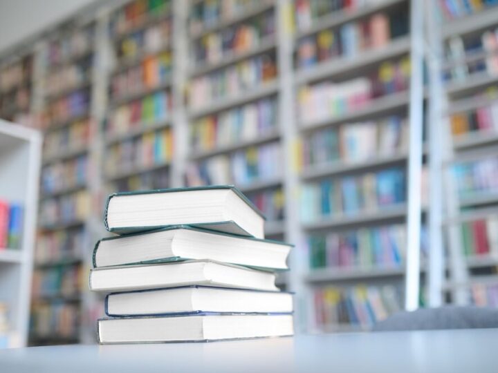 Książkowy weekend w bibliotece czeka na Ciebie!