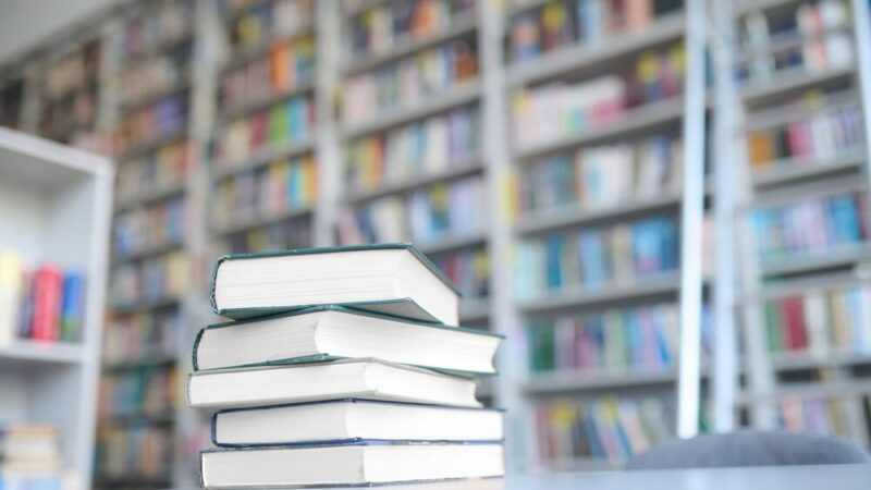 Książkowy weekend w bibliotece czeka na Ciebie!