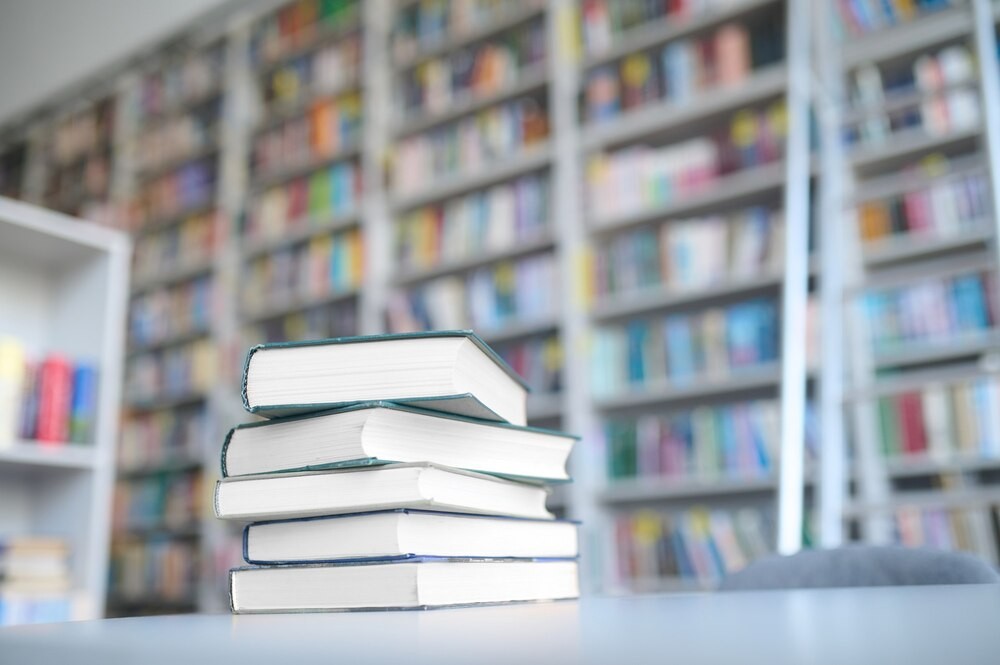 Książkowy weekend w bibliotece czeka na Ciebie!
