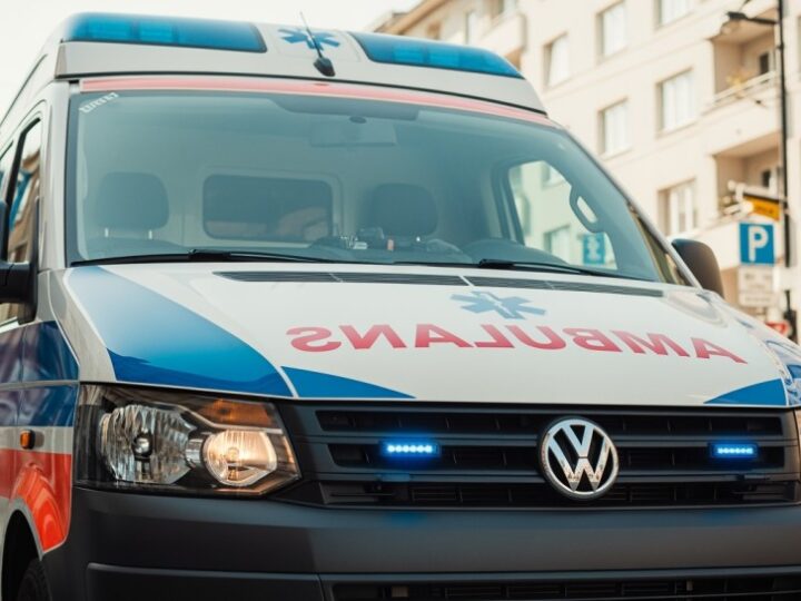 Policja ratuje 29-latka uwięzionego na balkonie