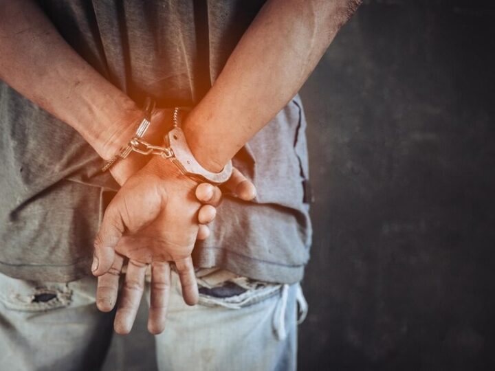 18-latek w rękach policji – nerwowe zachowanie i narkotyki w kieszeni