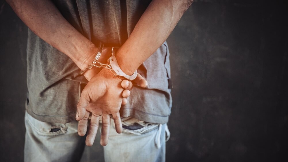 18-latek w rękach policji – nerwowe zachowanie i narkotyki w kieszeni
