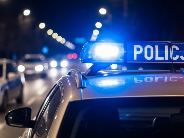 Pijany kierowca wjeżdża w komendę i ucieka przed policją