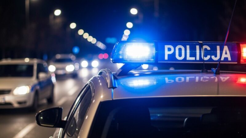 Pijany kierowca wjeżdża w komendę i ucieka przed policją