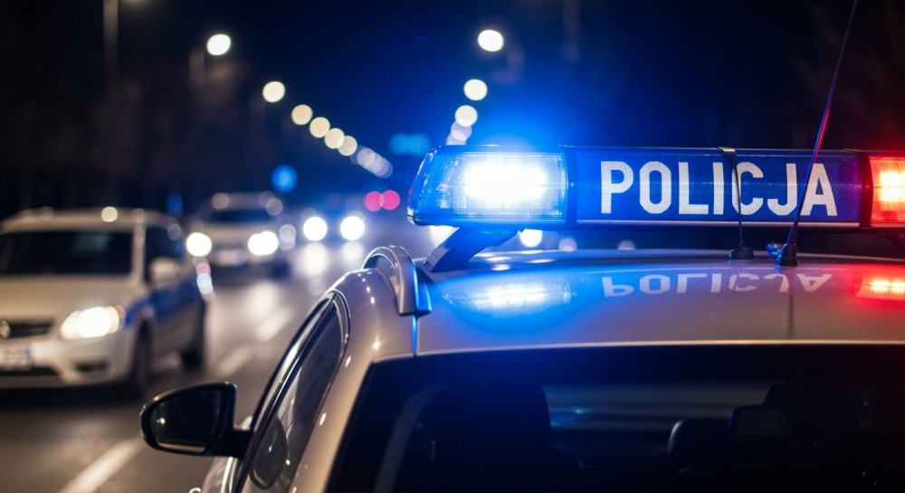 Pijany kierowca wjeżdża w komendę i ucieka przed policją