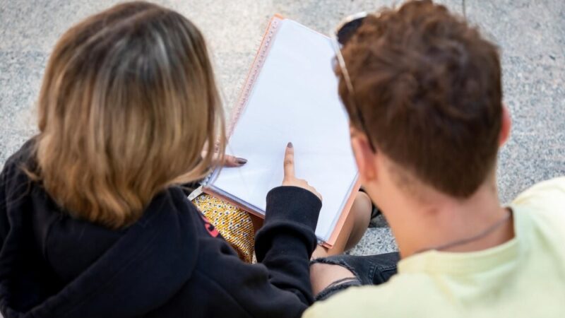 Policjanci edukują młodzież o bezpieczeństwie w sieci i przeciwdziałaniu przemocy rówieśniczej