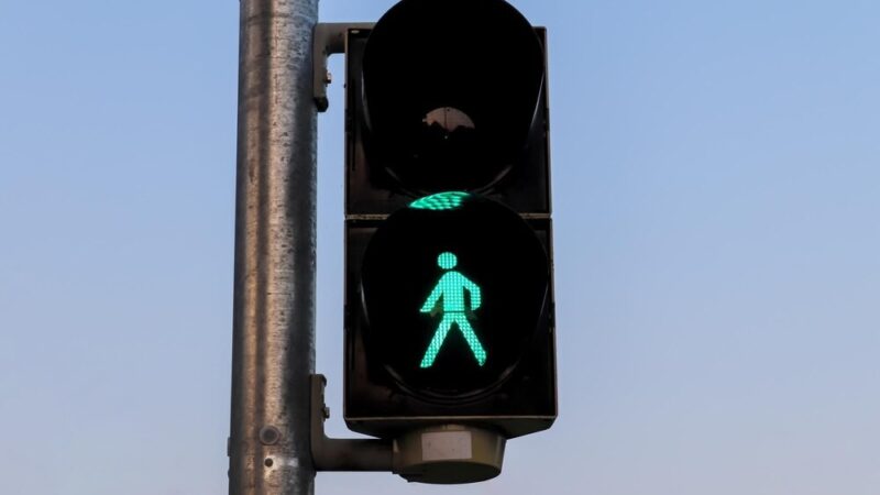 Pieszy potrącony przez ciężarówkę w Żorach podczas cofania